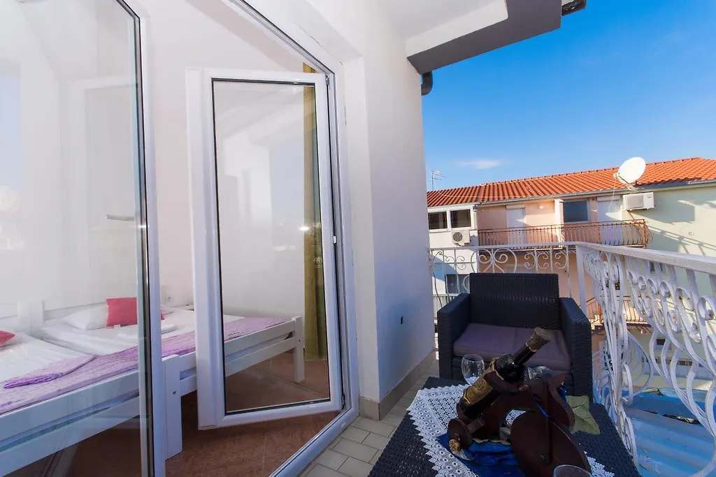 Apartments Nikola Trogir 0*,