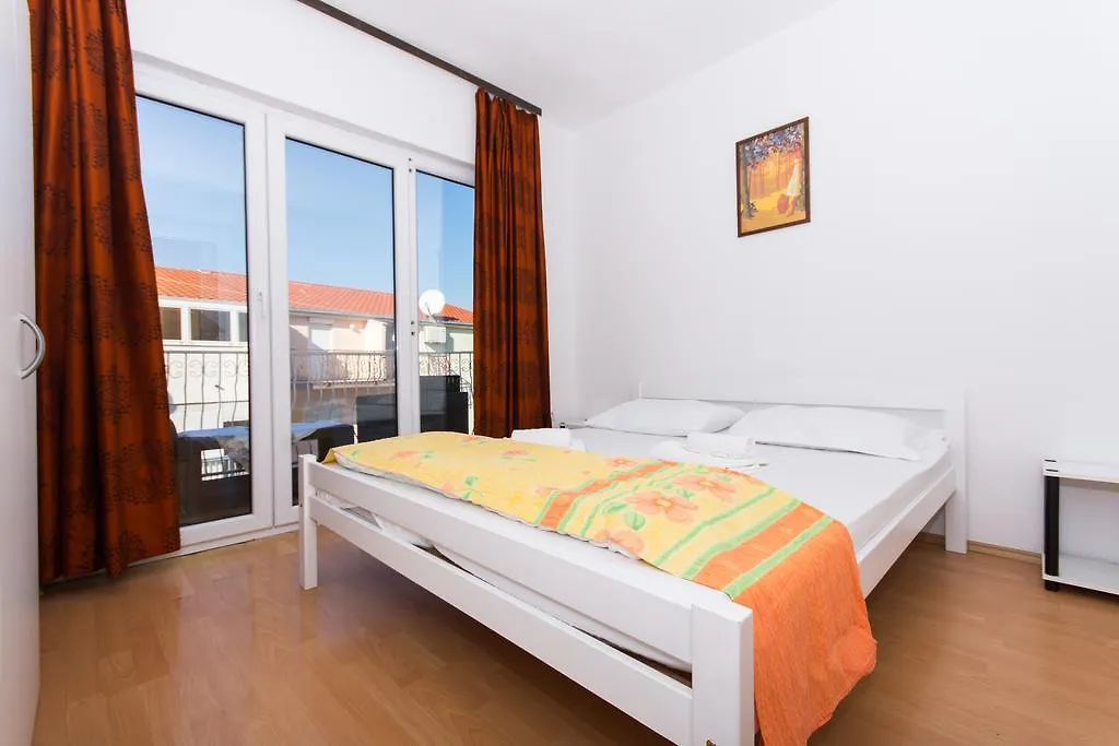 Apartments Nikola Trogir 0*,