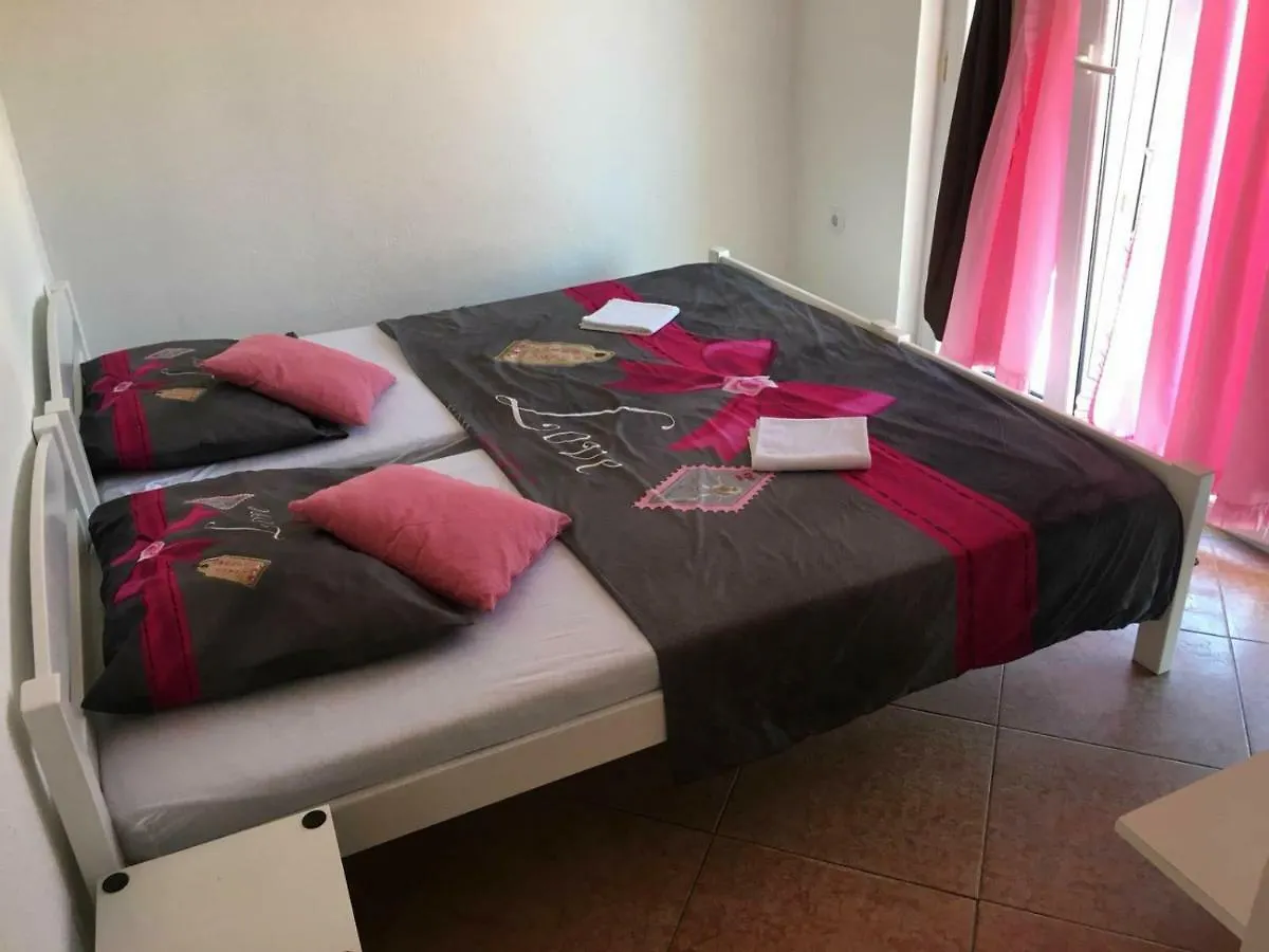 Apartments Nikola Trogir 0*,